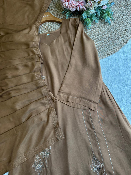 20020 Beautiful embroidered muslin suit