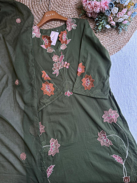 20042 Beautiful embroidered suit