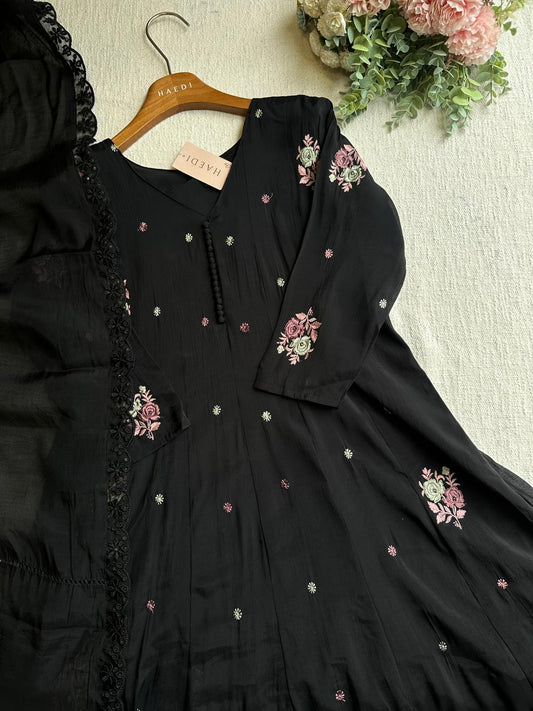 20055 Beautiful embroidered suit