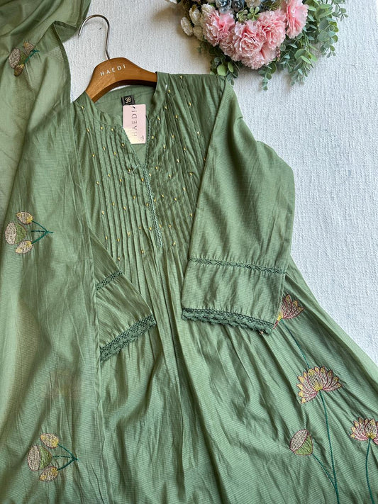 20040 Beautiful embroidered suit