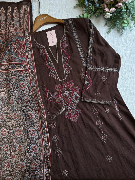 20322 Beautiful embroidered suit