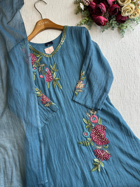 20489 Beautiful handembroidered suit