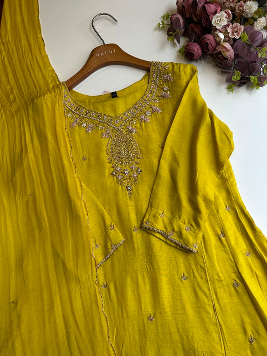 18093 Beautiful handworked suit