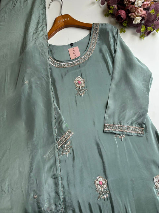 20580 Beautiful handworked suit