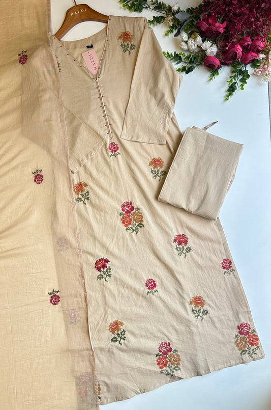 20686 Beautiful embroidfered suit