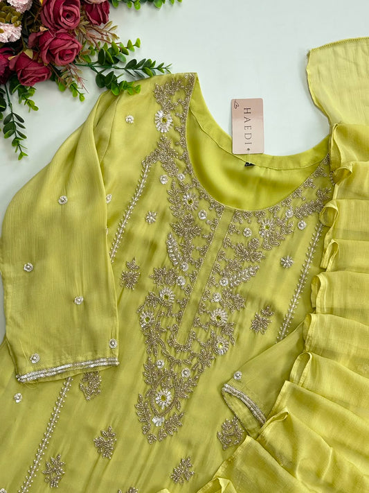 20905/ CMD 58673 Beautifull handworked suit