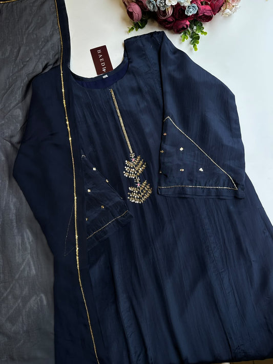 21177 Beautiful designer suit