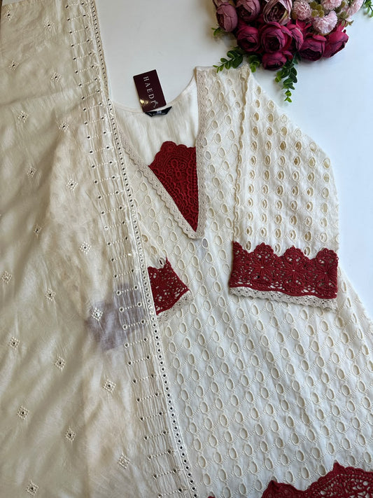 21220 Beautiful suit with lace detailing