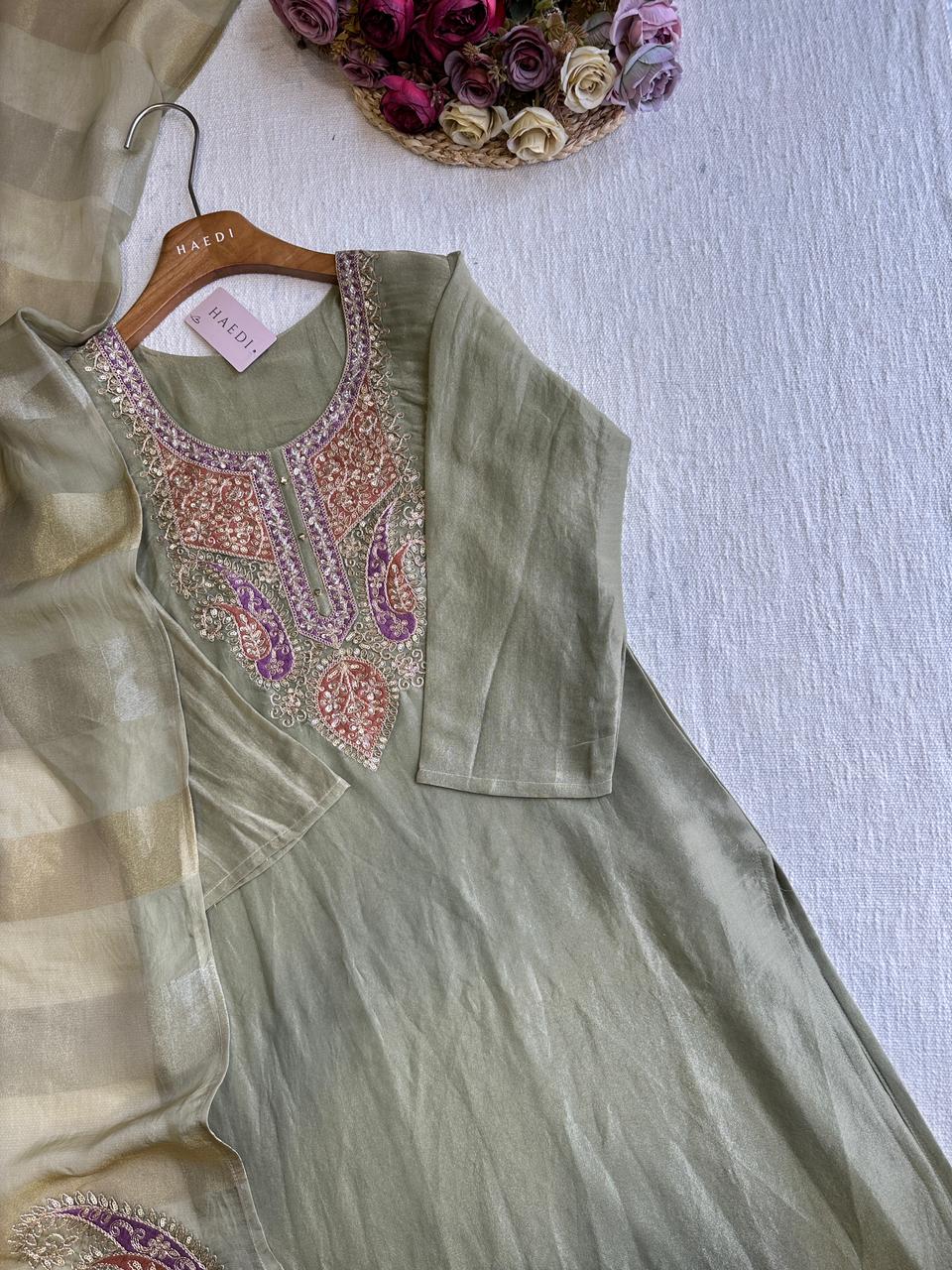 Beautiful soft tissue silk suit/19361