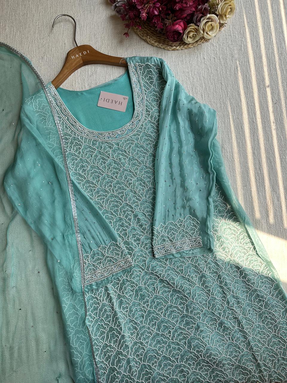 19314 Beautiful partywear suit