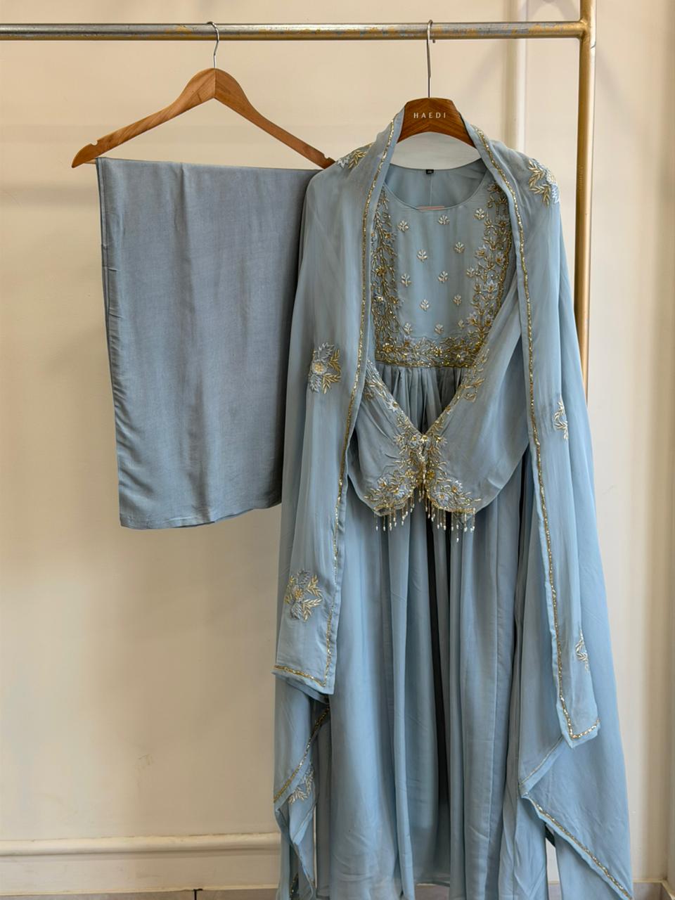 57671 Beautiful parywear suit