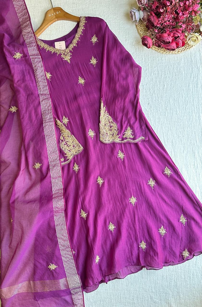 19845 Beautiful mulchanderi suit