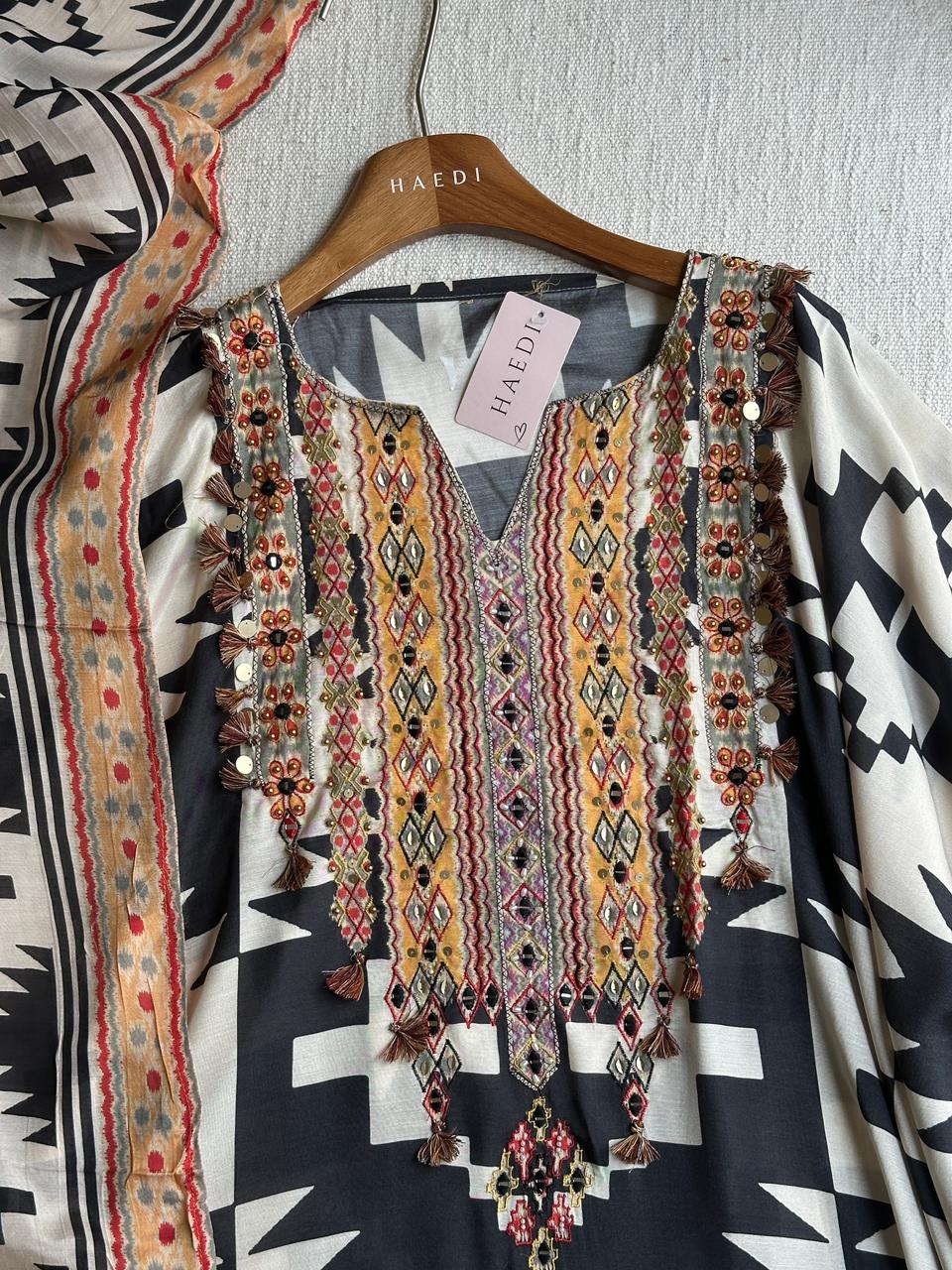 19293 Beautiful Semistiched suit