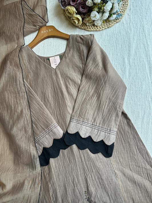 19946 Beautiful designer mul chanderi suit