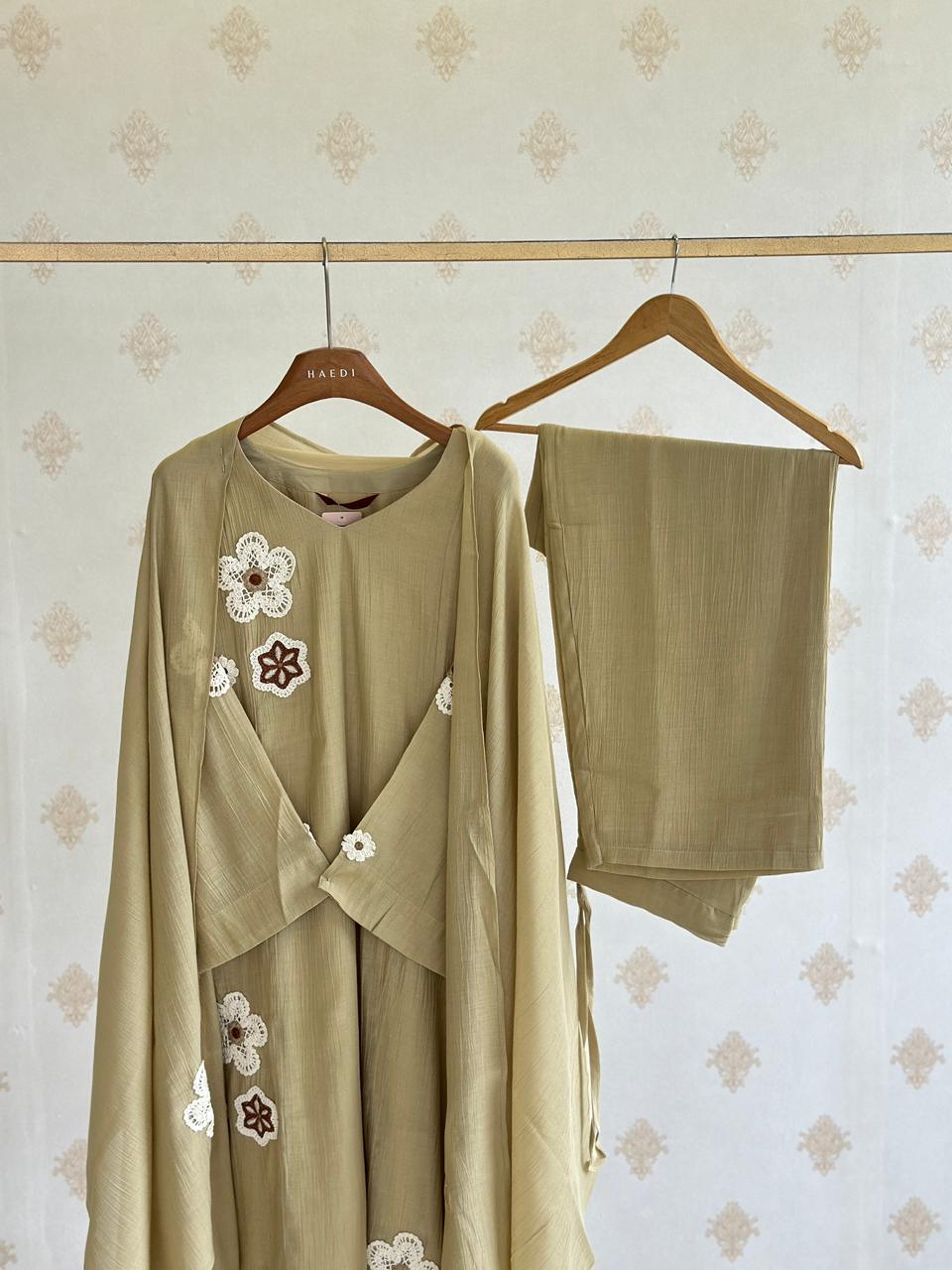 20006 Beautiful partywear suit