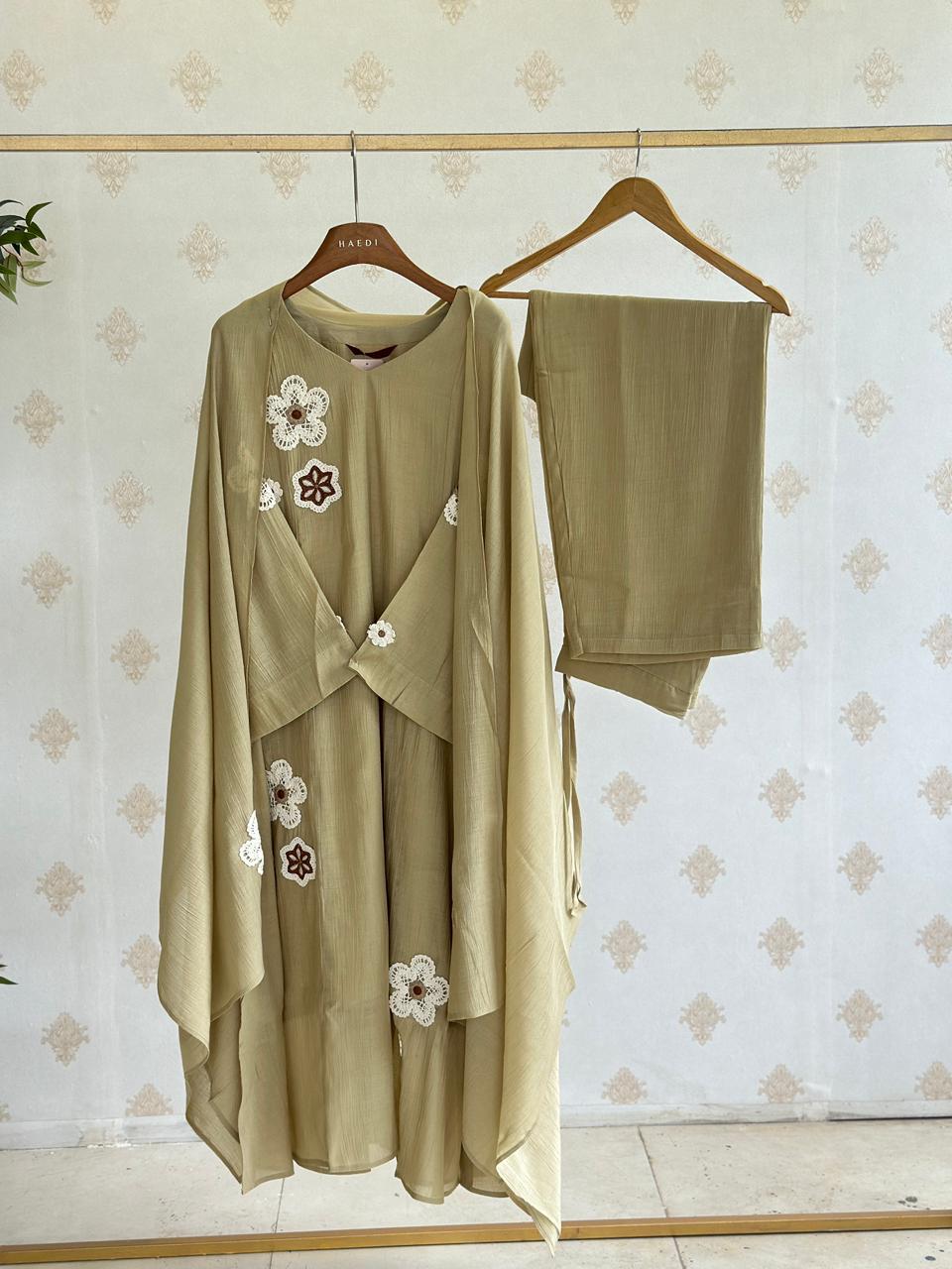 20006 Beautiful partywear suit
