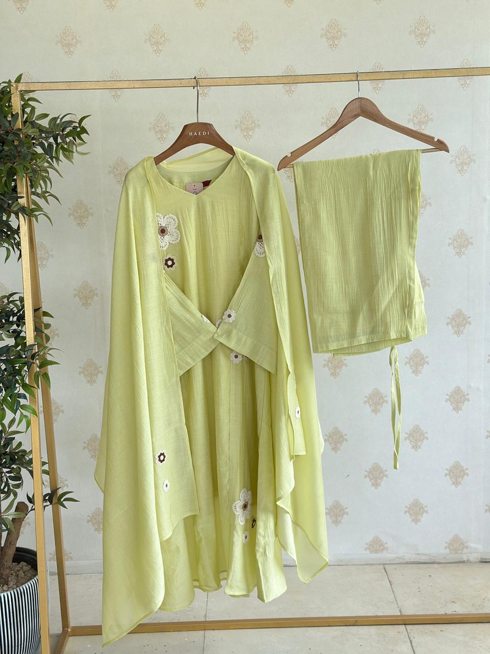 20006 Beautiful partywear suit