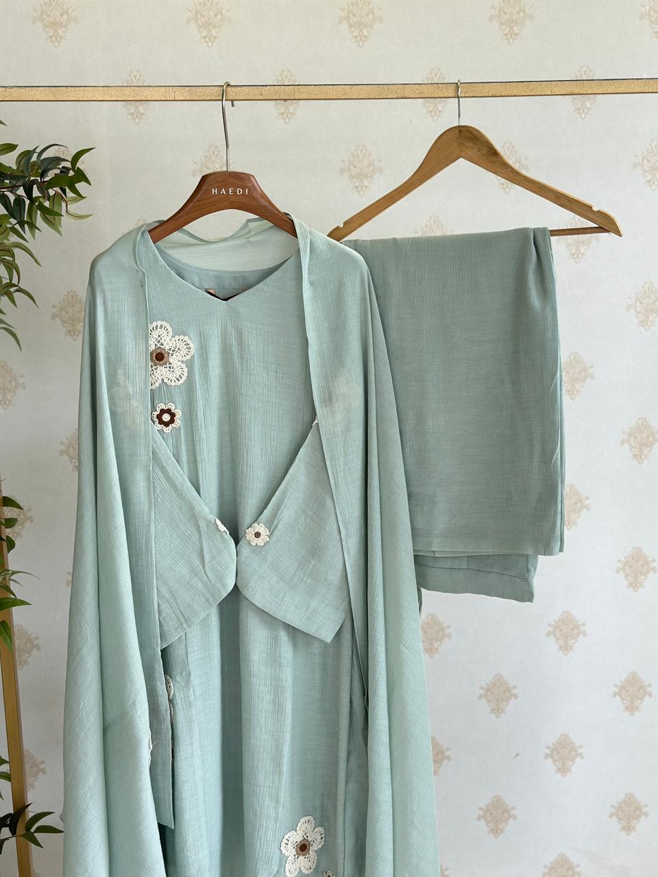 20006 Beautiful partywear suit
