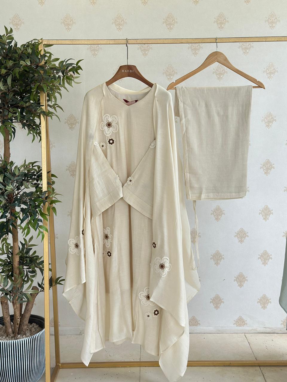 20006 Beautiful partywear suit