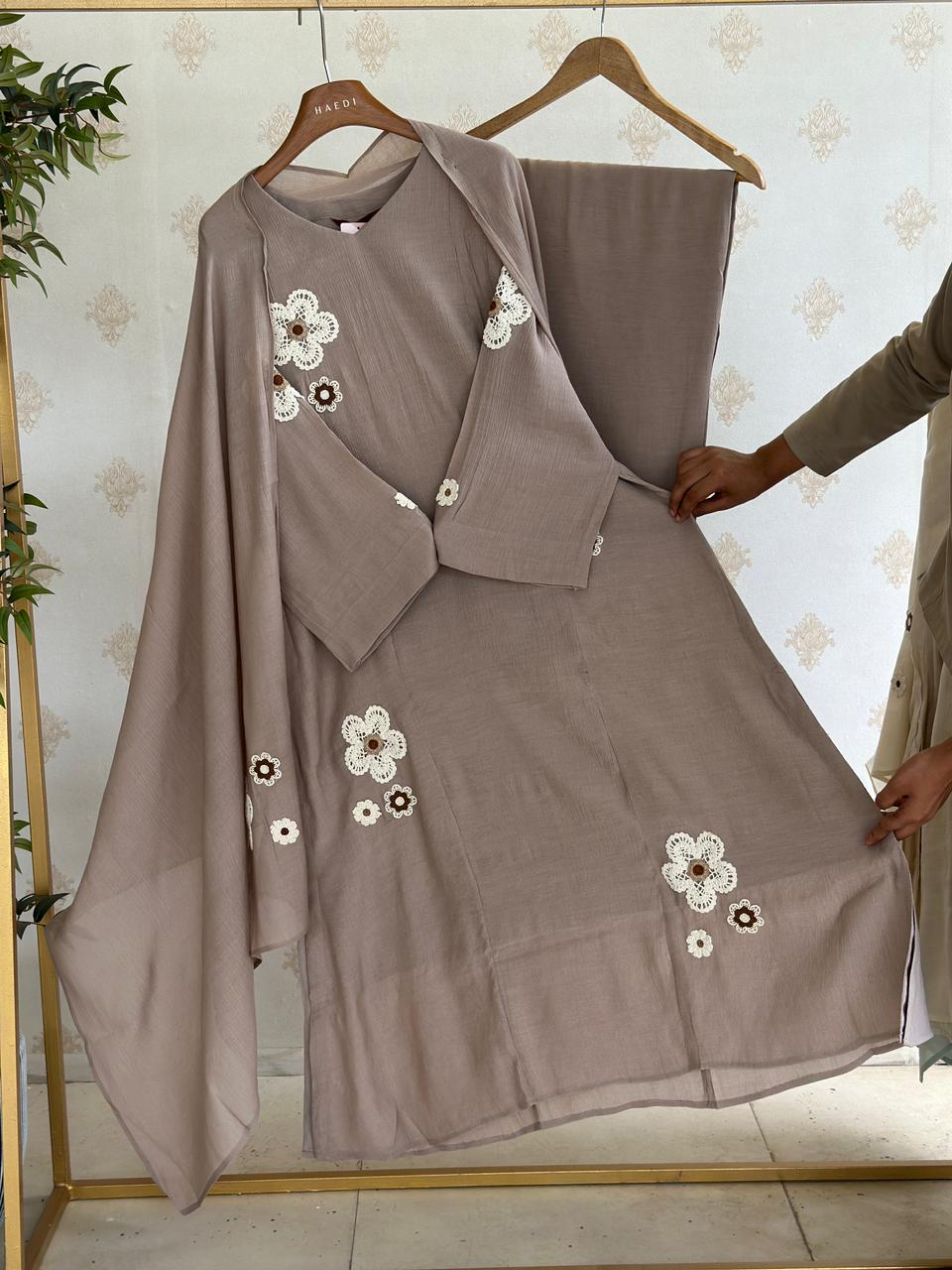20006 Beautiful partywear suit
