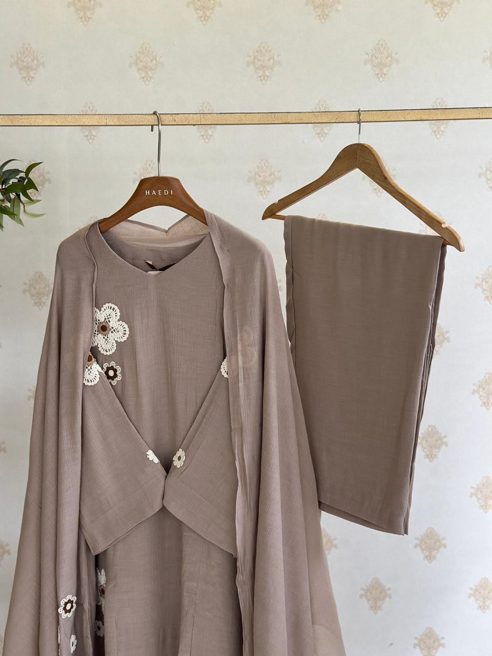 20006 Beautiful partywear suit