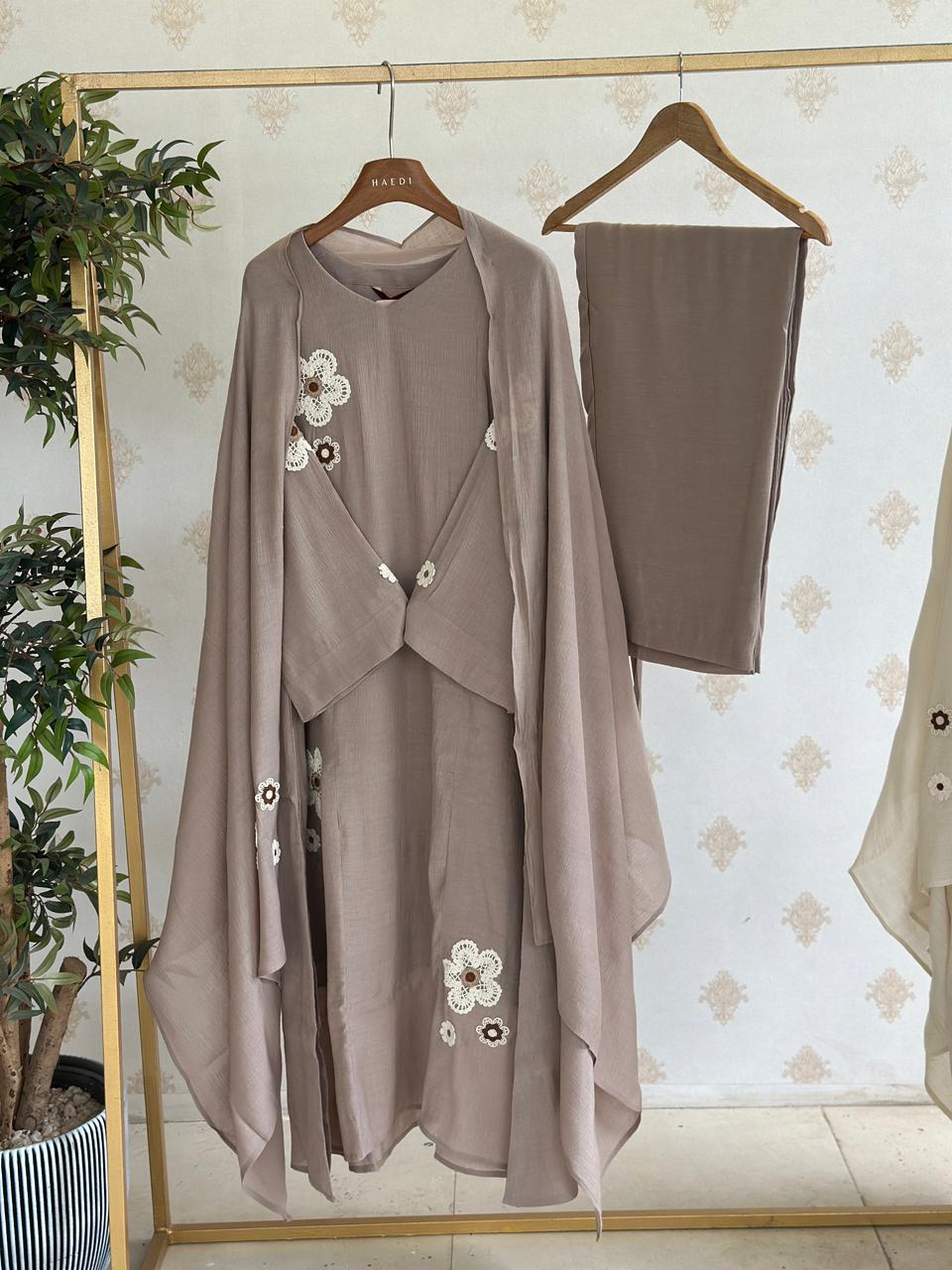 20006 Beautiful partywear suit