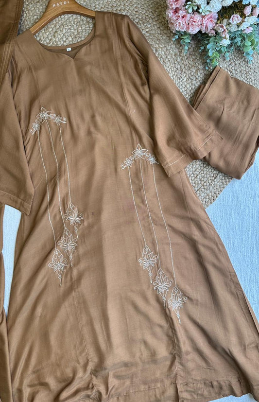 20020 Beautiful embroidered muslin suit