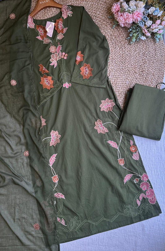 20042 Beautiful embroidered suit