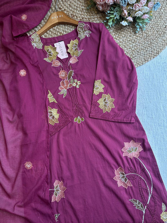20042 Beautiful embroidered suit
