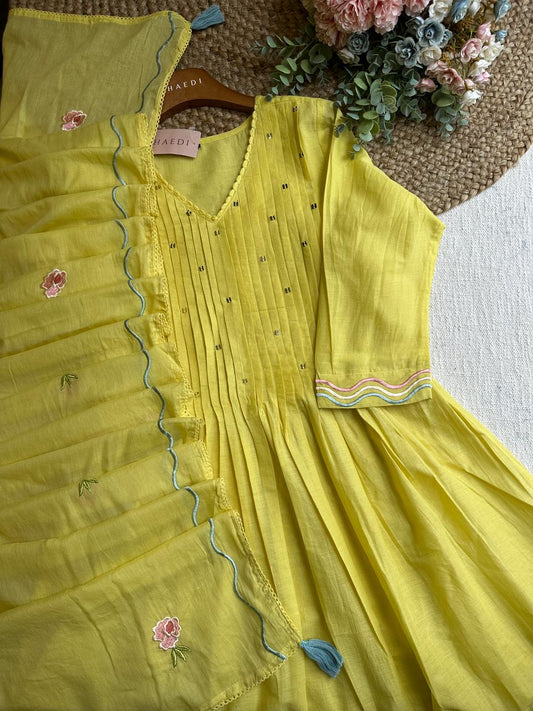 20037 Beautiful embroidered suit