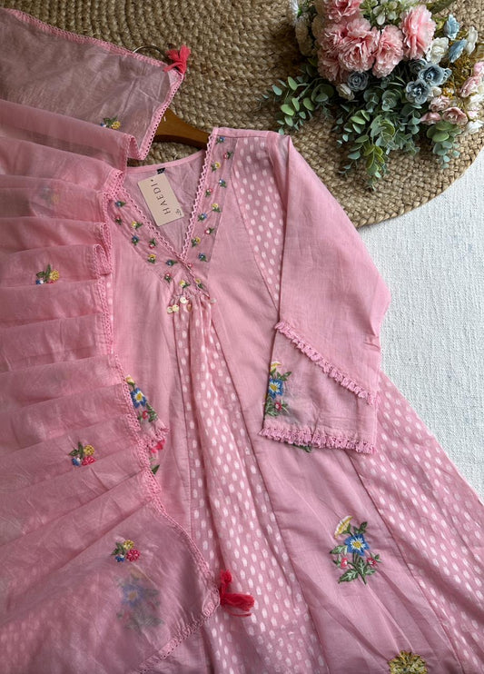 20036 Beautiful embroidered suit