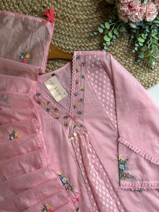 20036 Beautiful embroidered suit
