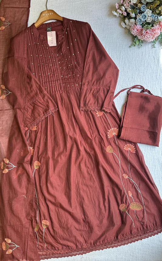 20040 Beautiful embroidered suit