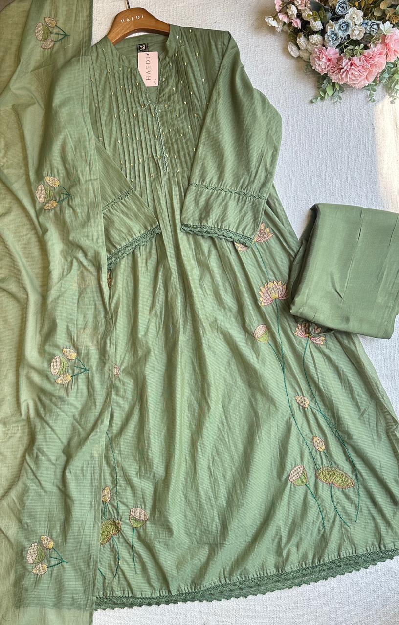 20040 Beautiful embroidered suit