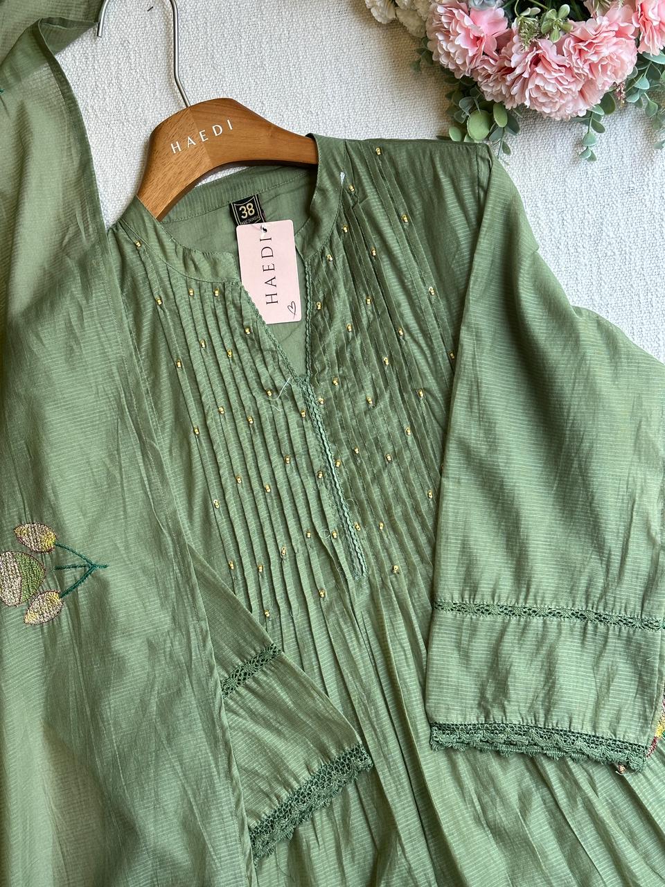 20040 Beautiful embroidered suit