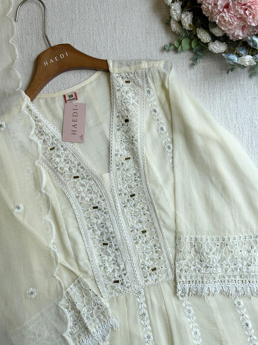 20253 Beautiful embroidered mul cotton suit