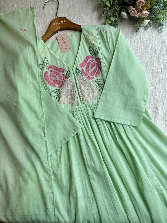 20247/20245 Beautiful handworked suit