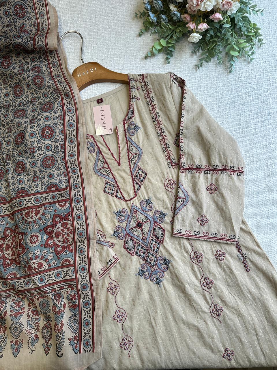 20322 / CMD 58140 Beautiful embroidered suit