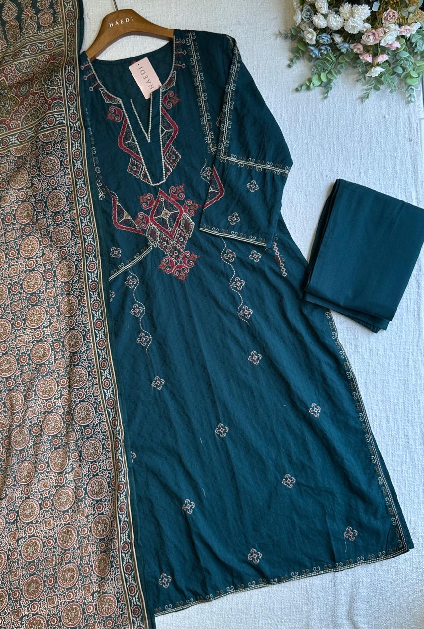 20322 / CMD 58140 Beautiful embroidered suit
