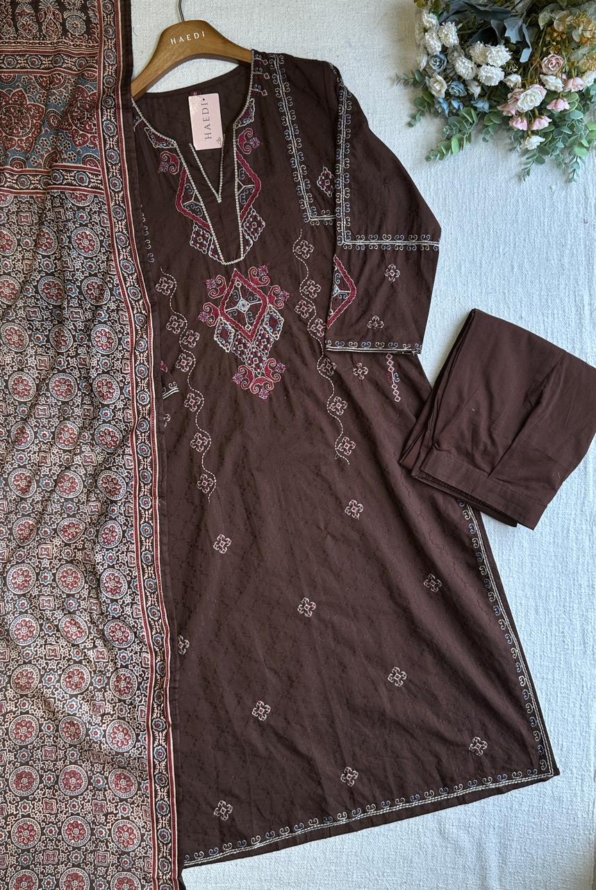 20322 / CMD 58140 Beautiful embroidered suit