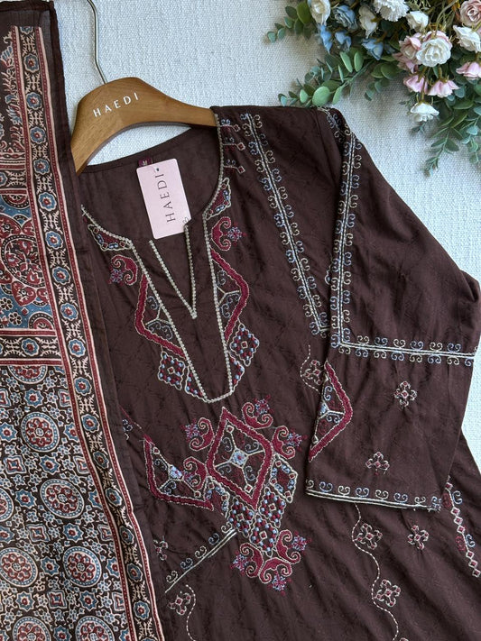 20322 / CMD 58140 Beautiful embroidered suit