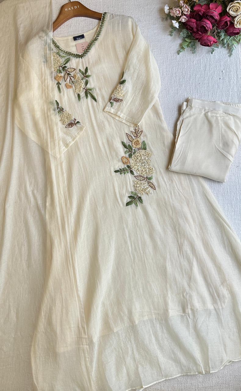 20489 Beautiful handembroidered suit
