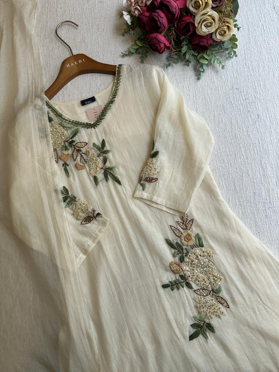 20489 Beautiful handembroidered suit