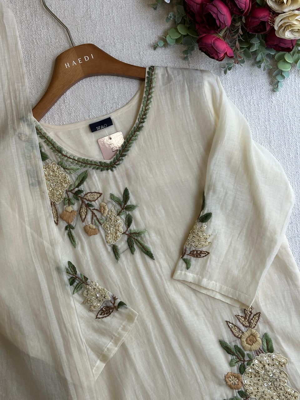 20489 Beautiful handembroidered suit