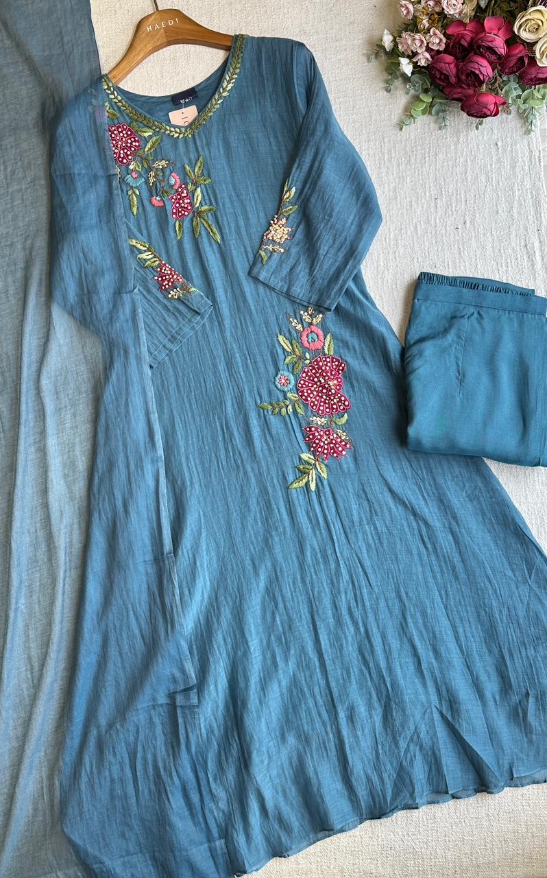 20489 Beautiful handembroidered suit