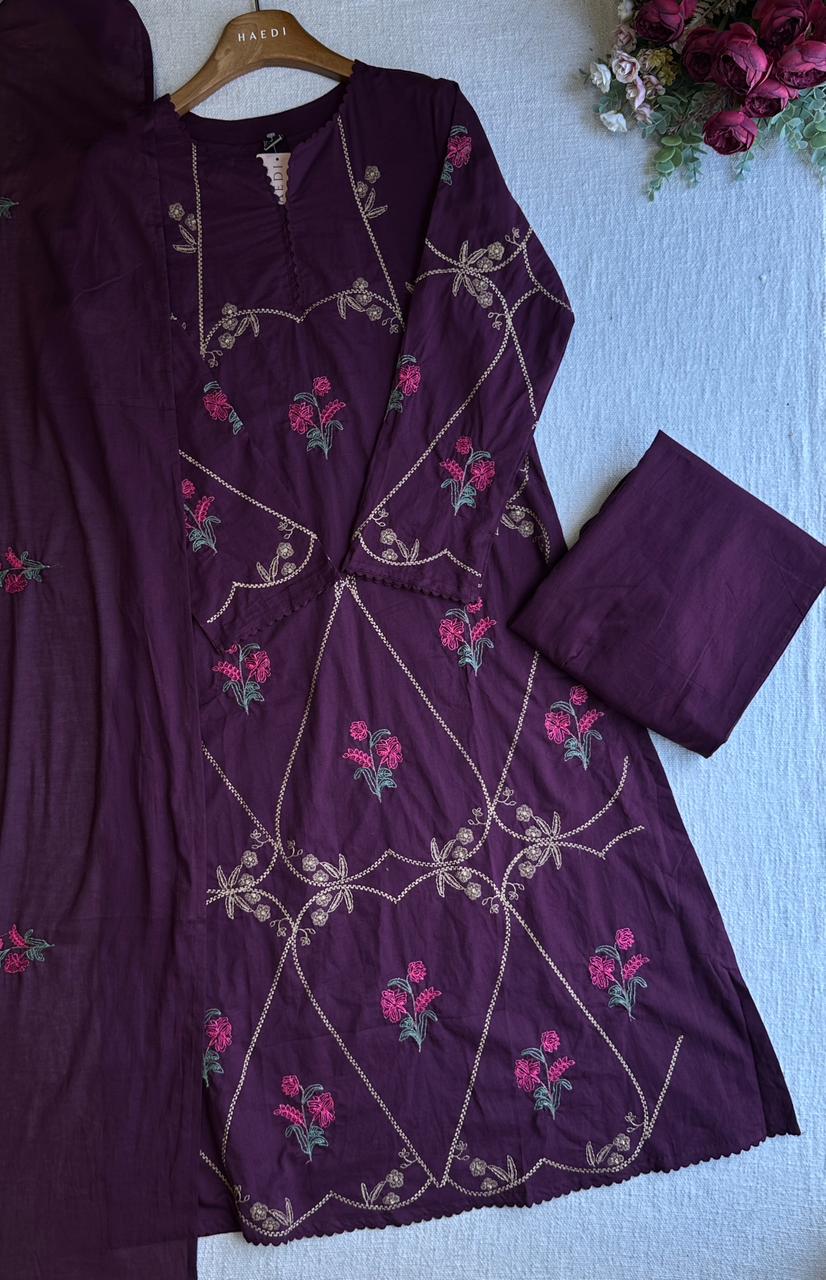 20472/ CMD 58235 Beautiful embroidered suit