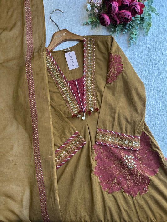 20469 Beautiful cotton suit with applique work