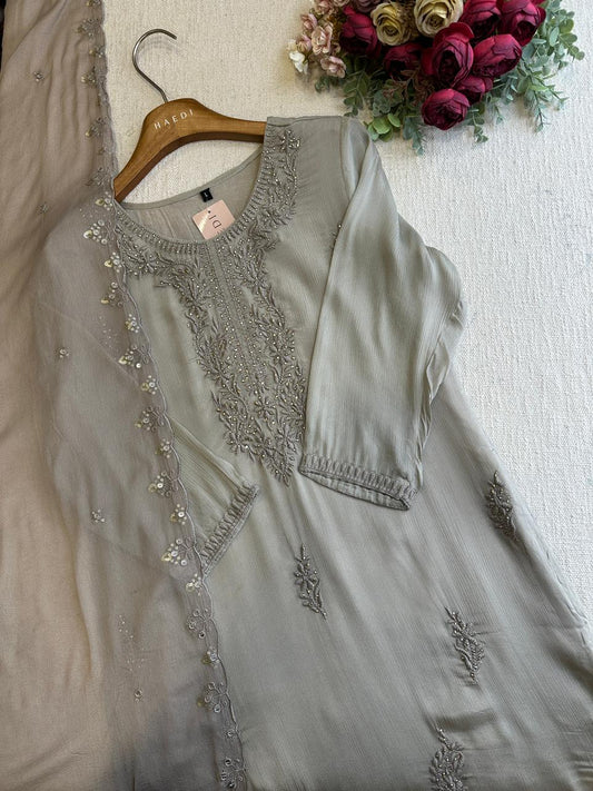 20293 Beautiful partywear suit
