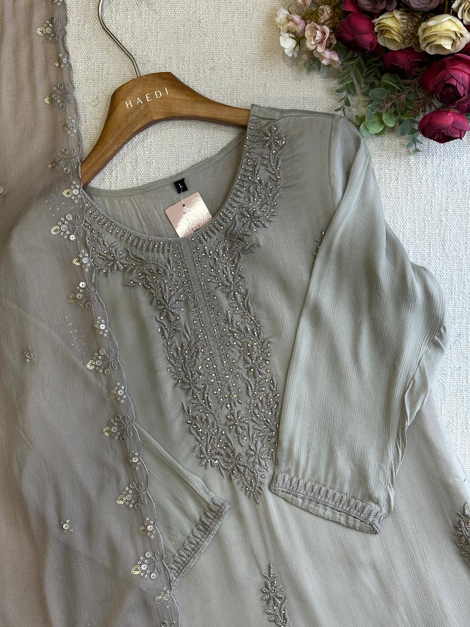20293 Beautiful partywear suit