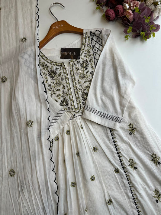 17372 Beautiful embroidered suit